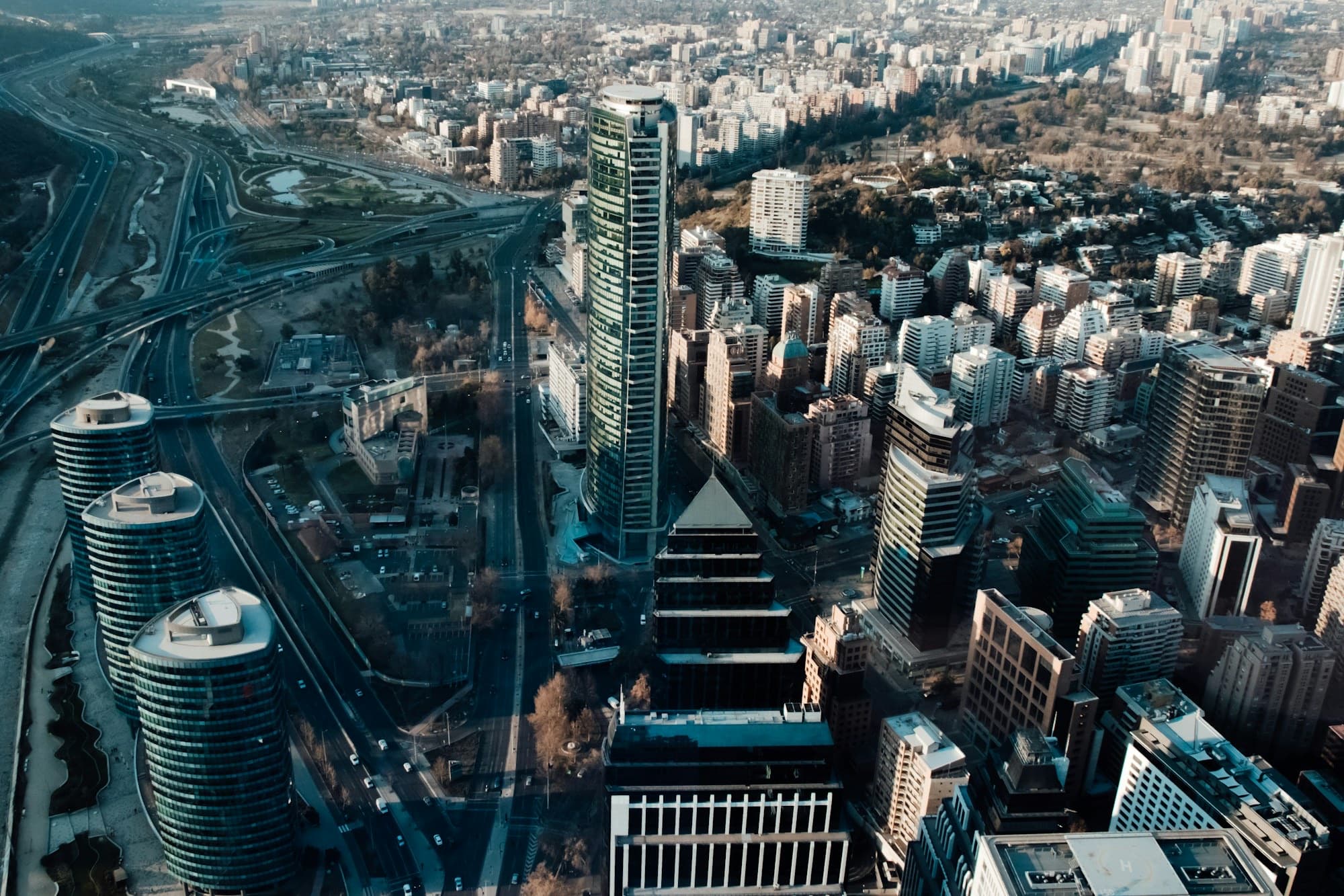 Vista aérea del Barrio El Golf en Las Condes, con la Torre Titanium La Portada