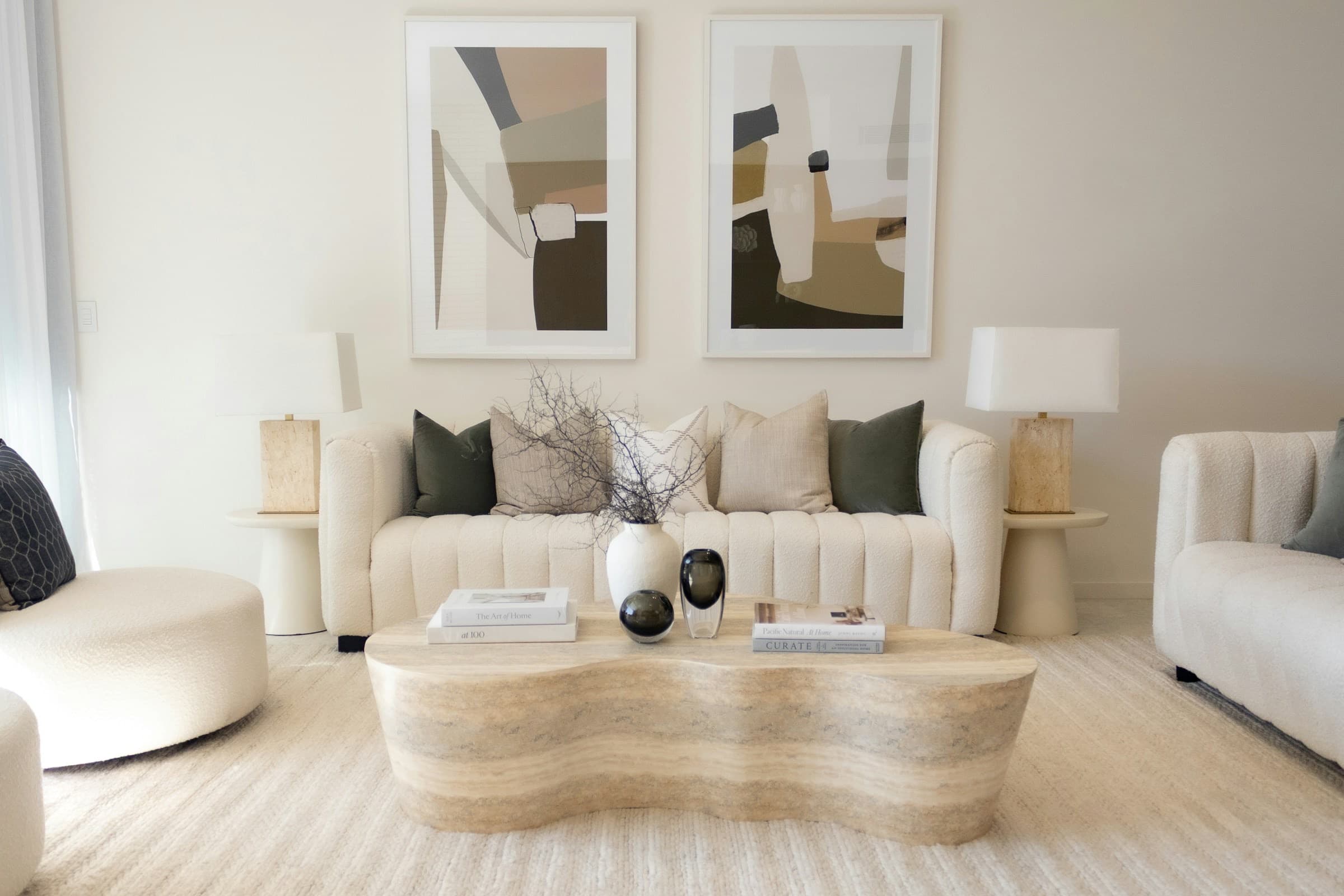Living luminoso en tonos beige con sofás claros