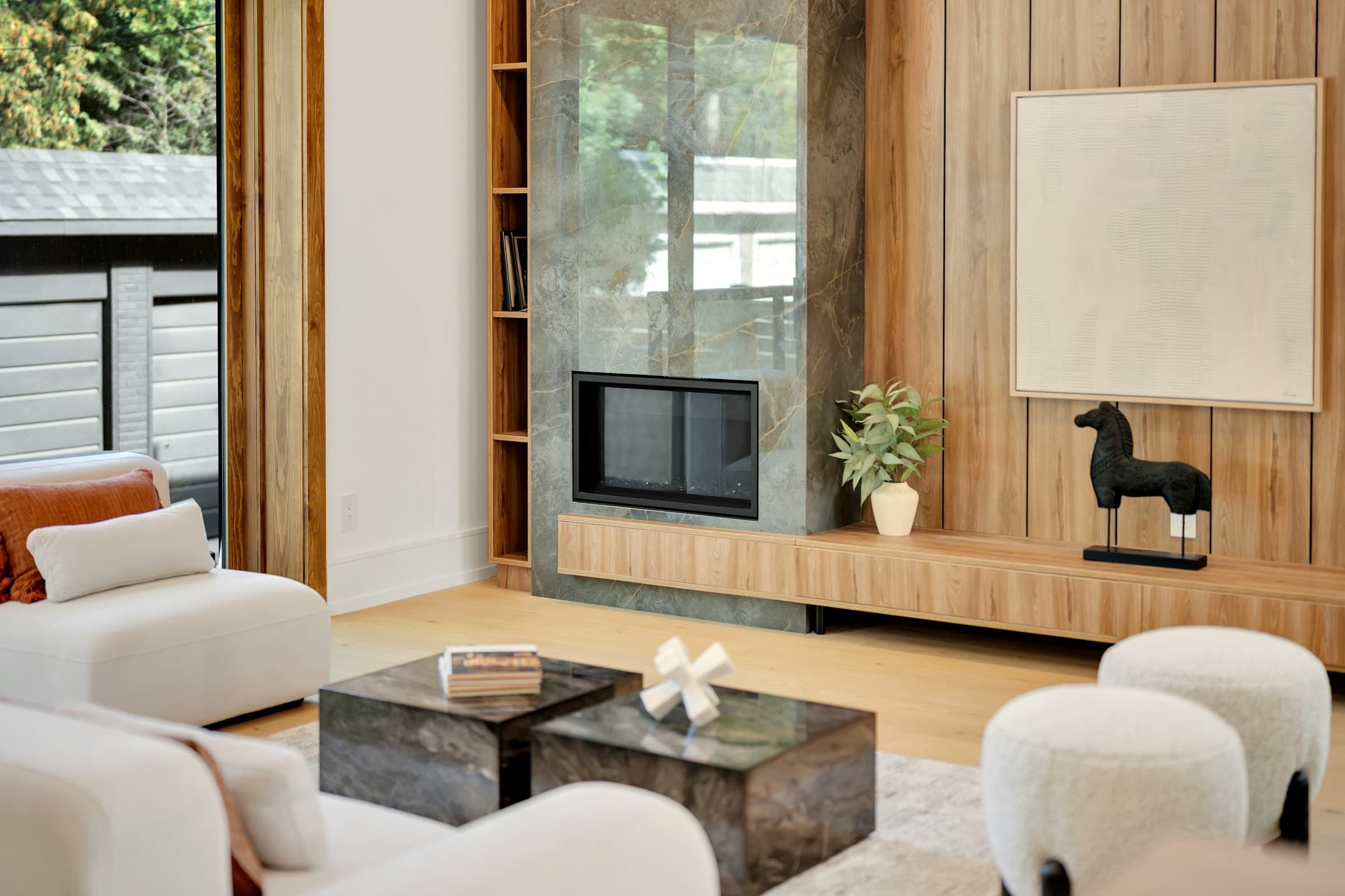 Living minimalista con chimenea y revestimiento de madera
