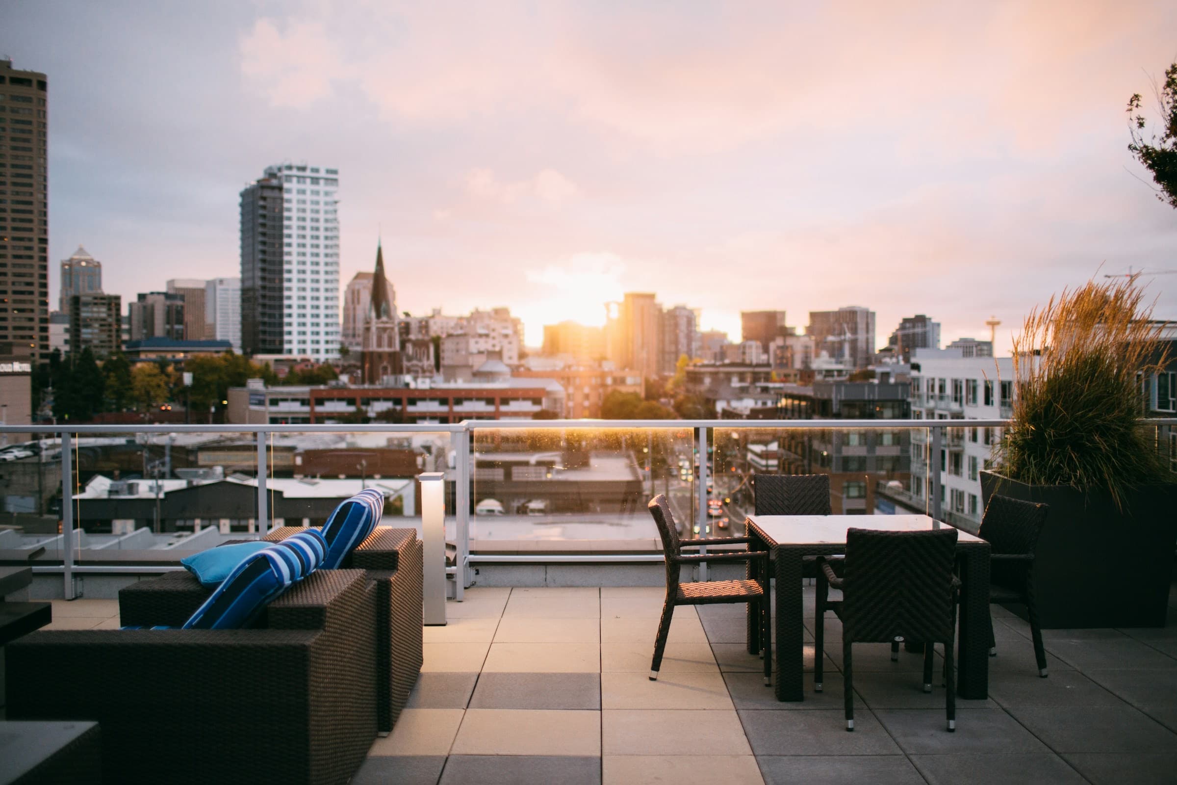Terraza de departamento con vista a la ciudad al atardecer